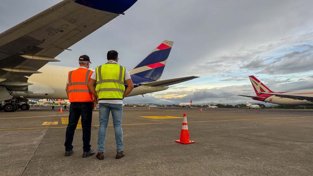 Personal de rampa junto a aeronaves