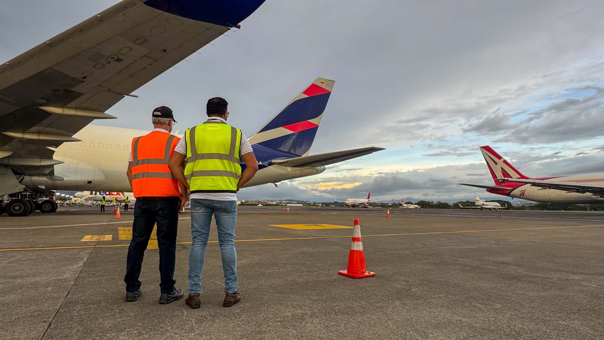 Personal de rampa junto a aeronaves