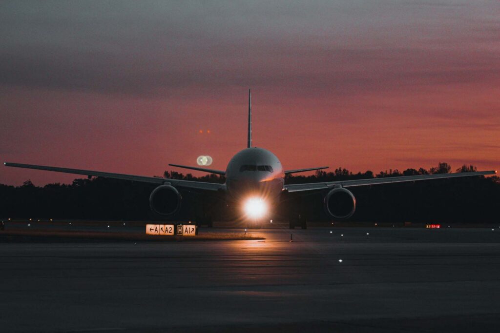 Avión de carga en pista al atardecer