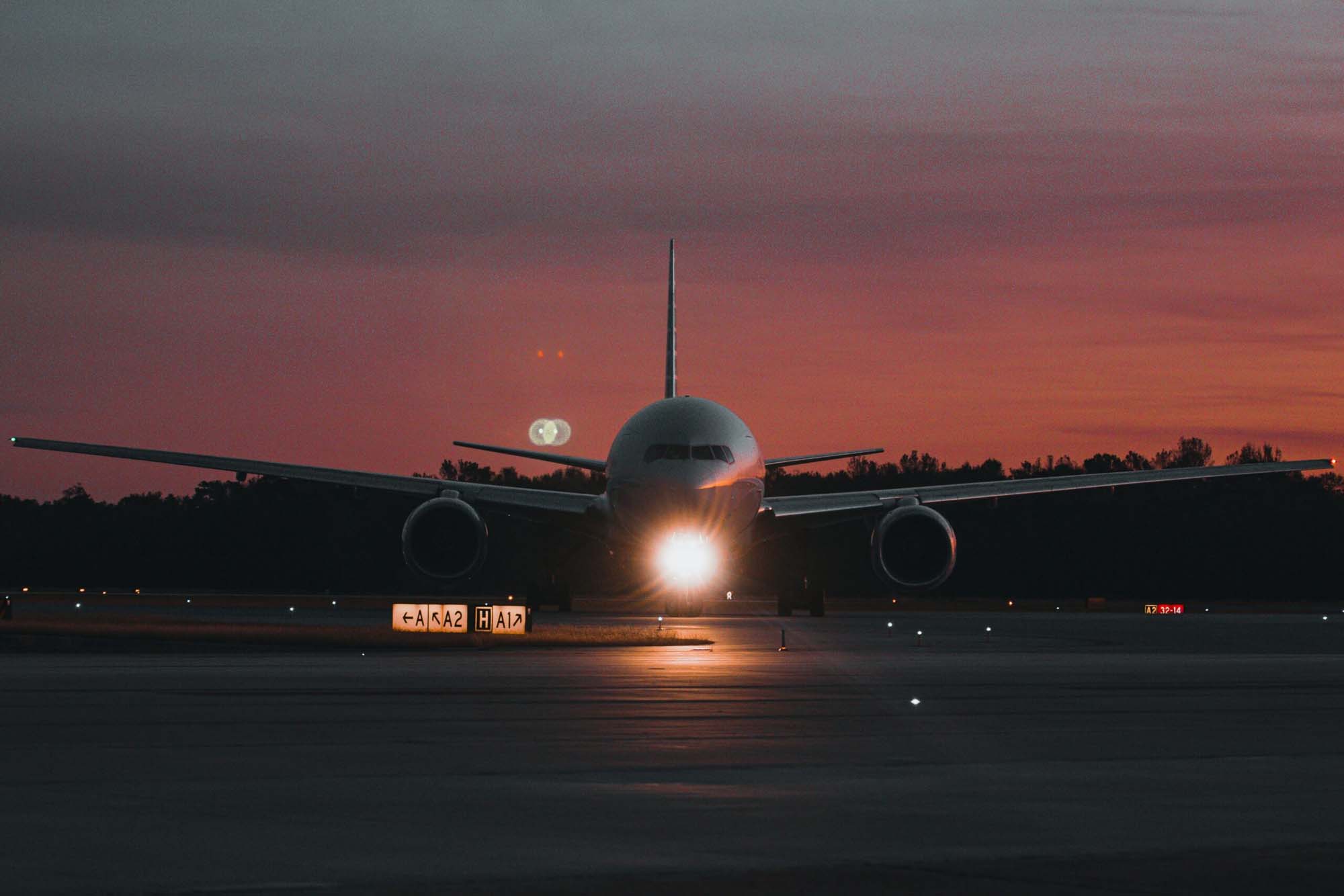 Avión de carga en pista al atardecer