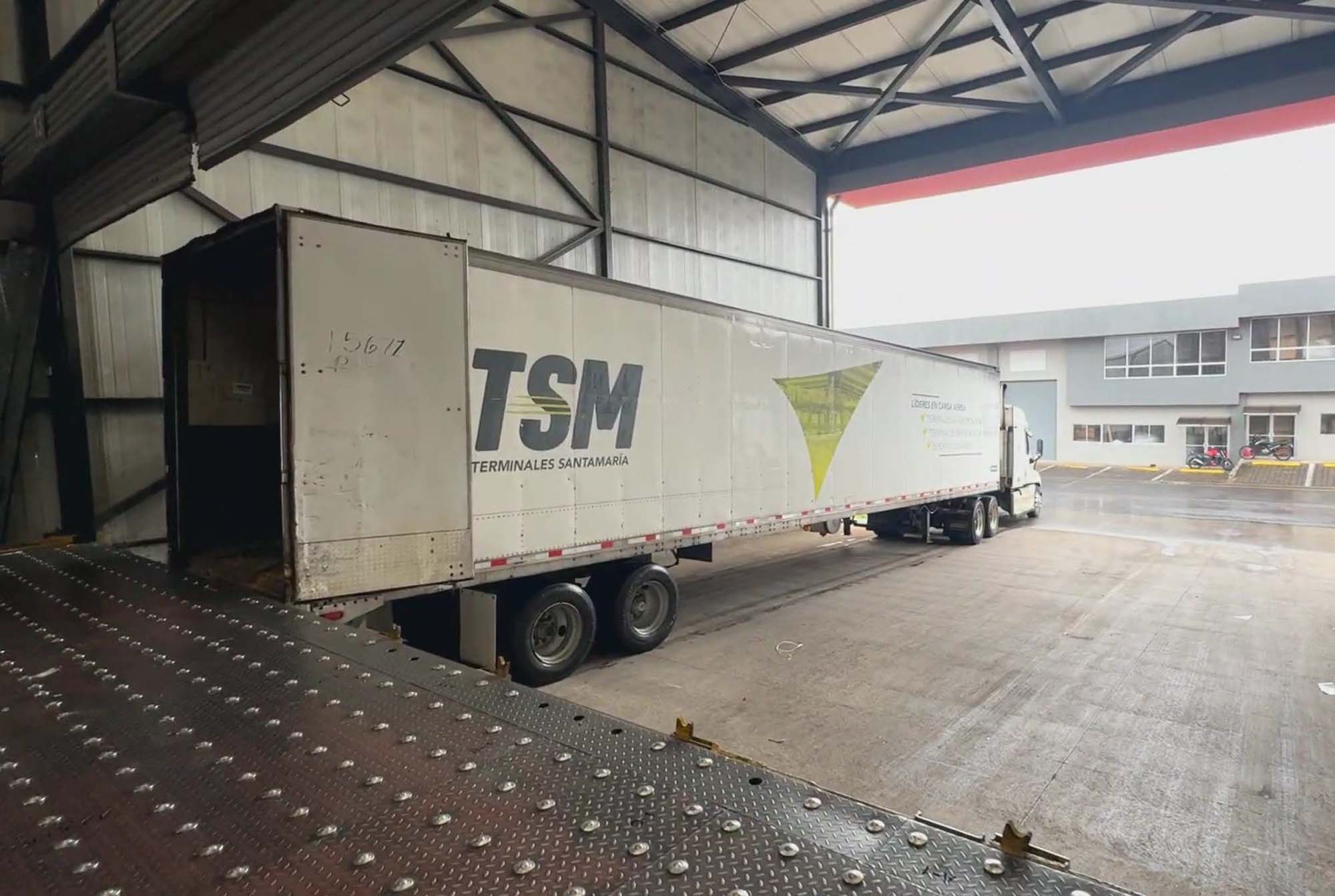 Camion TSM en bodega