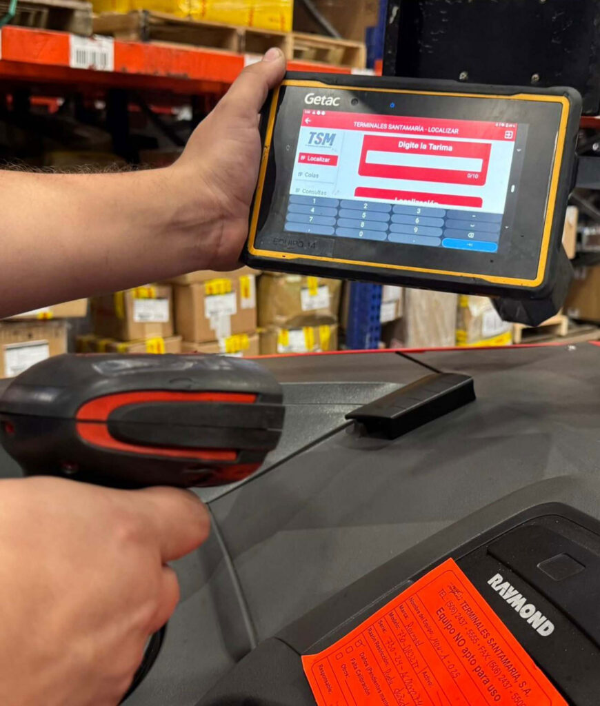 Empleado usando tablet Getac y escáner para localizar tarima en bodega TSM